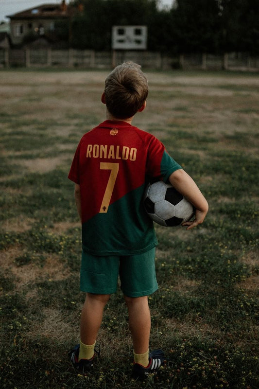 Barnfotbollströjor: Låt drömmarna börja med Messi & Ronaldo